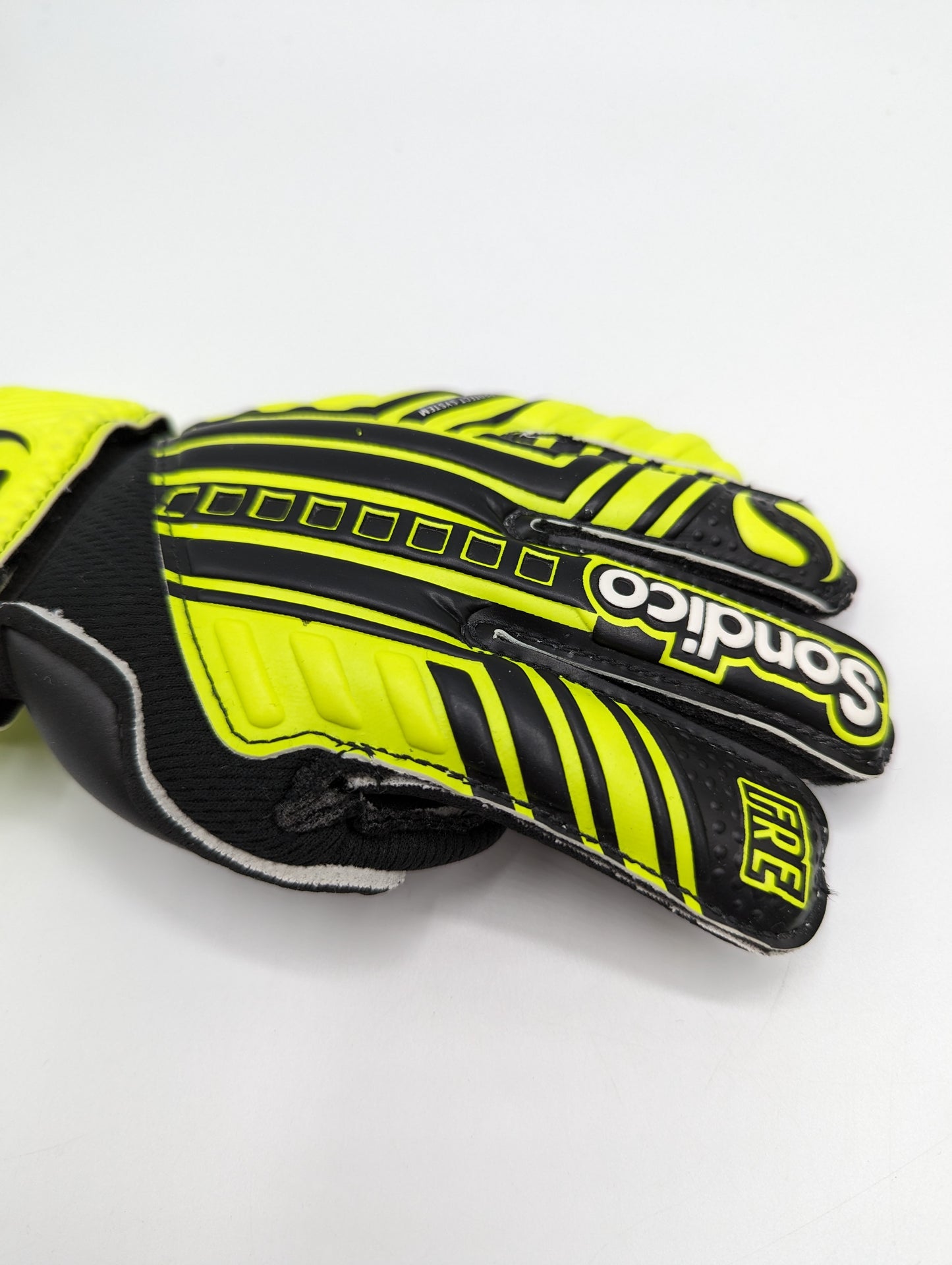 Sondico Aero Spine Junior Goalkeeper Gloves - Black/Yellow