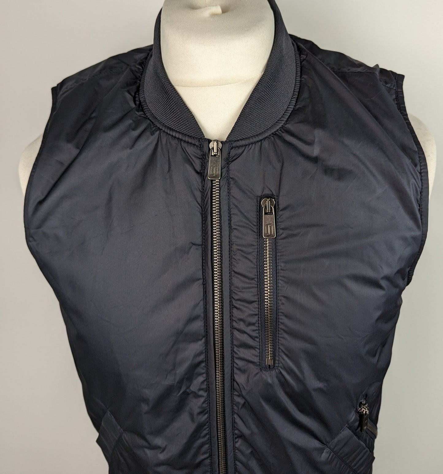 RICHARD JAMES Lightweight Rib Neck Gilet - Navy Blue / Olive