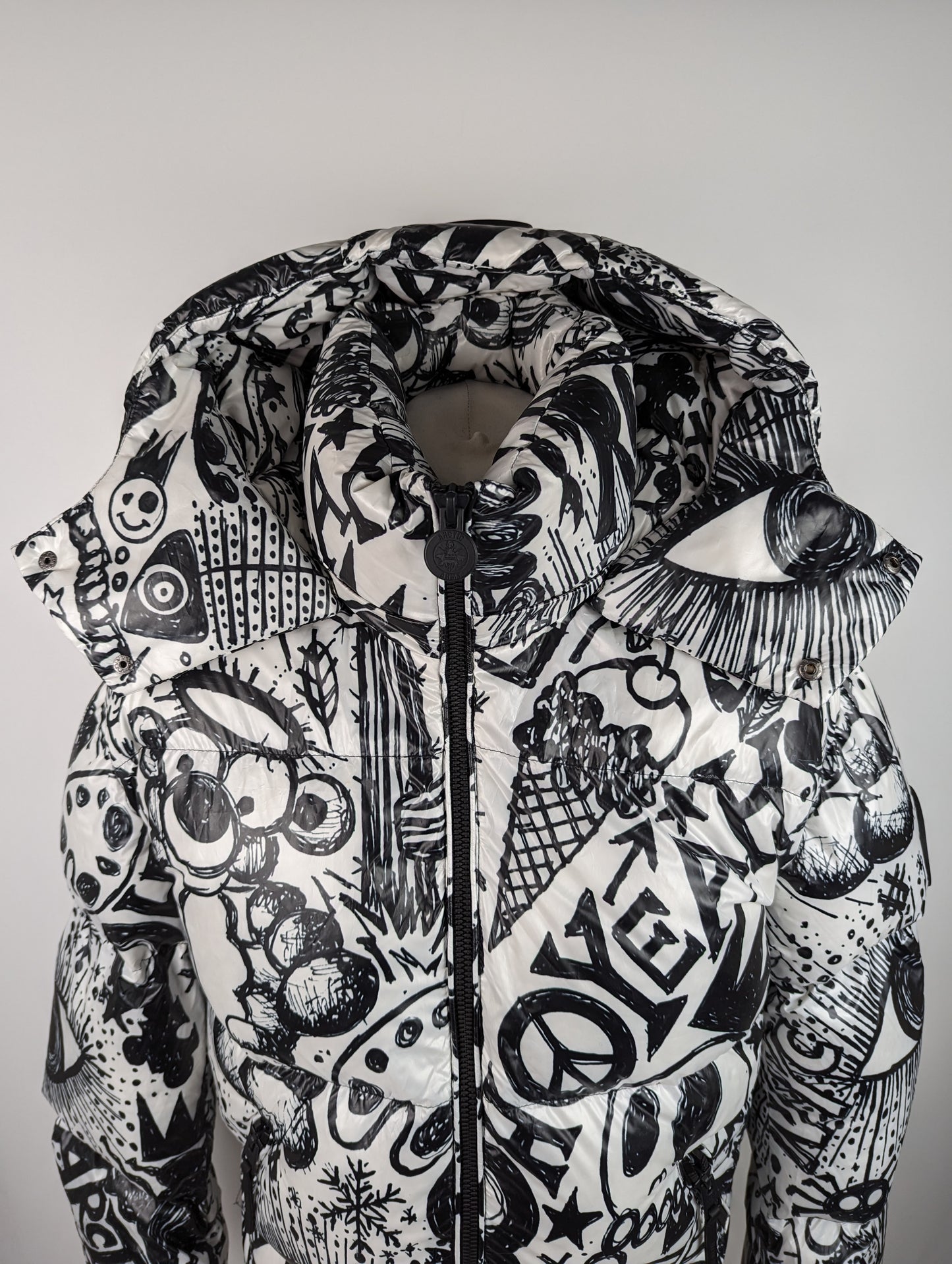 ARCTIC ARMY Men's Graffiti Print Puffer - Black / White