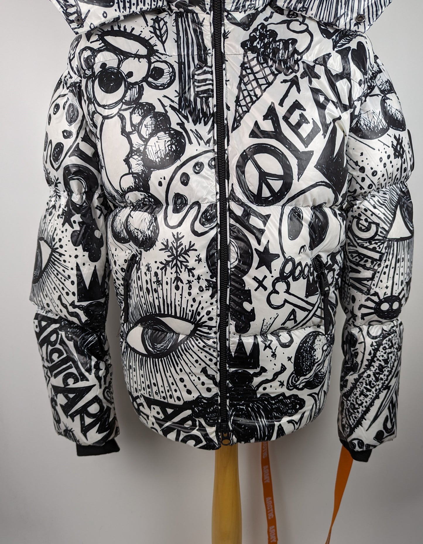 ARCTIC ARMY Men's Graffiti Print Puffer - Black / White