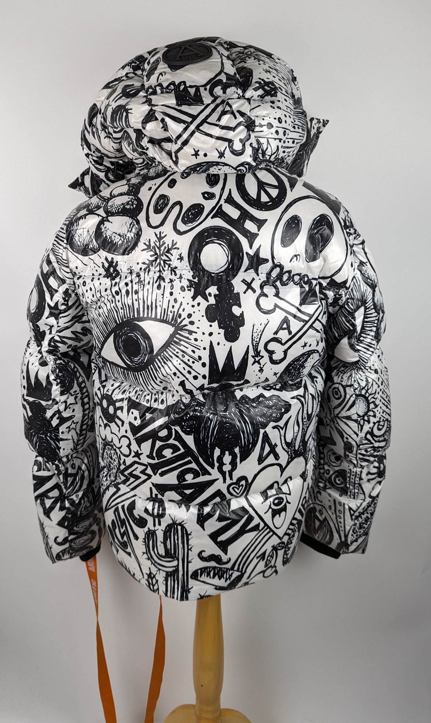 ARCTIC ARMY Men's Graffiti Print Puffer - Black / White