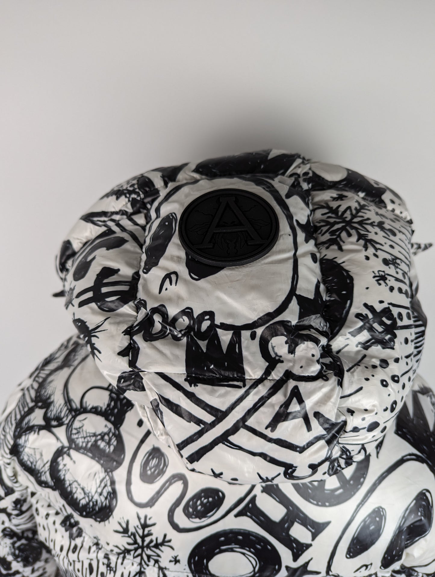 ARCTIC ARMY Men's Graffiti Print Puffer - Black / White