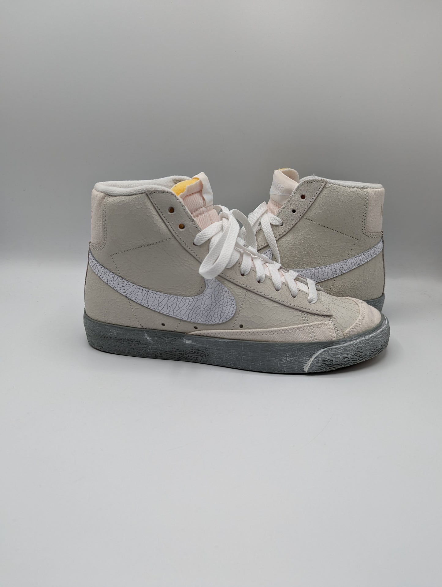 Nike Blazer Mid '77 SE Men's Shoes - Summit White/Phantom/Mica Green/White