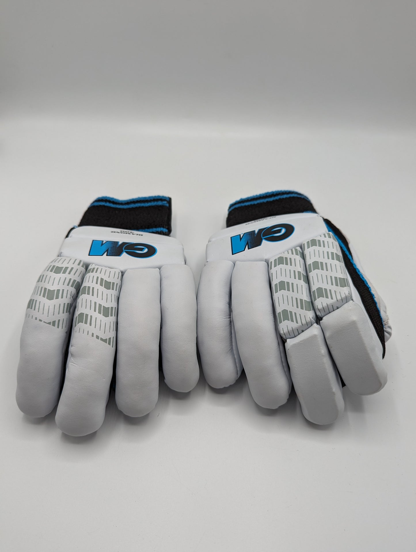 Gunn And Moore Diamond 400 Youth  Cricket Gloves - White